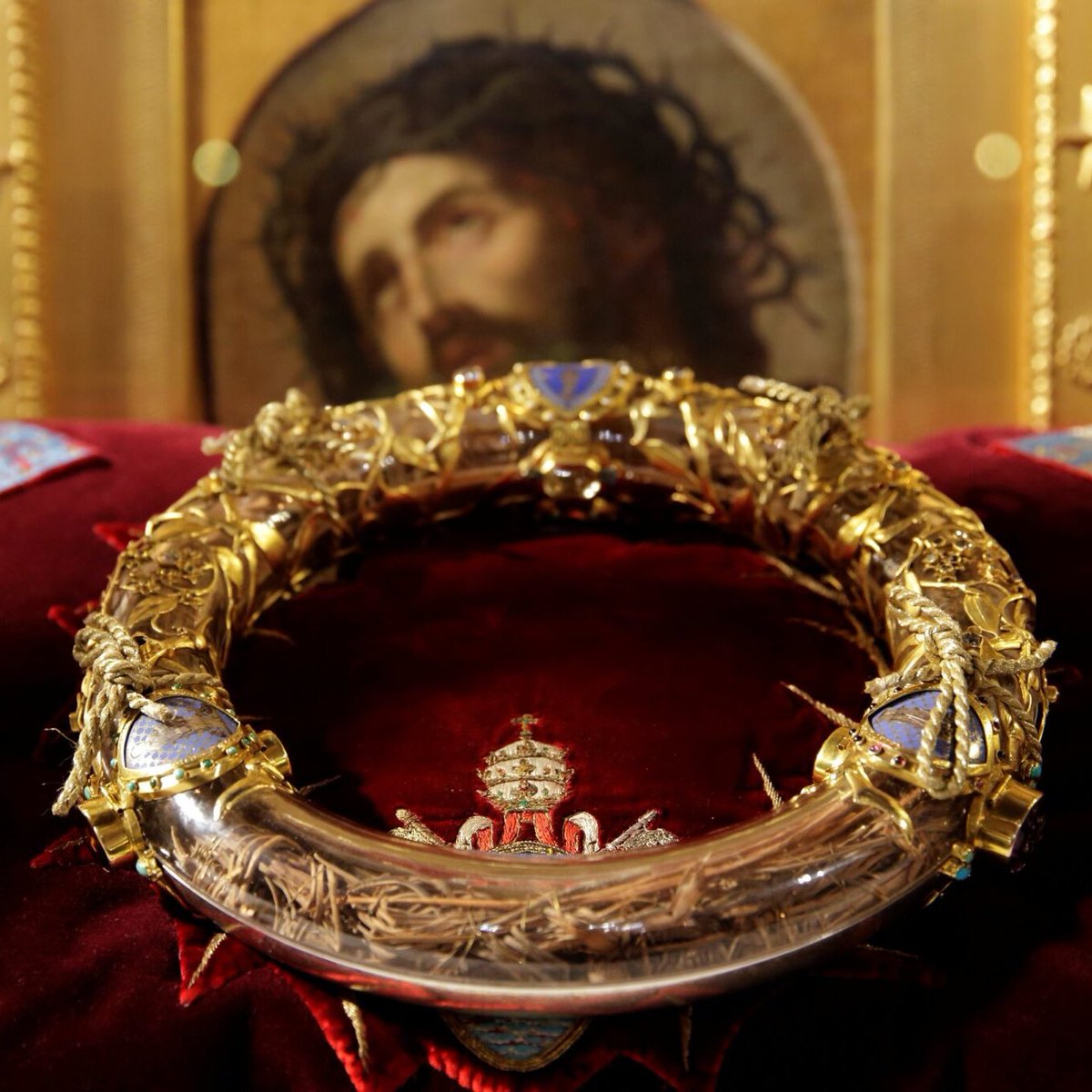 trad_west_'s tweet image. To some, the Crucifixion is just a legend.

But for 2,000 years, Christians have safeguarded the evidence.

These are 10 holy relics of Christ’s Passion that still exist today - a🧵

1. The Crown of Thorns in Notre-Dame, Paris.