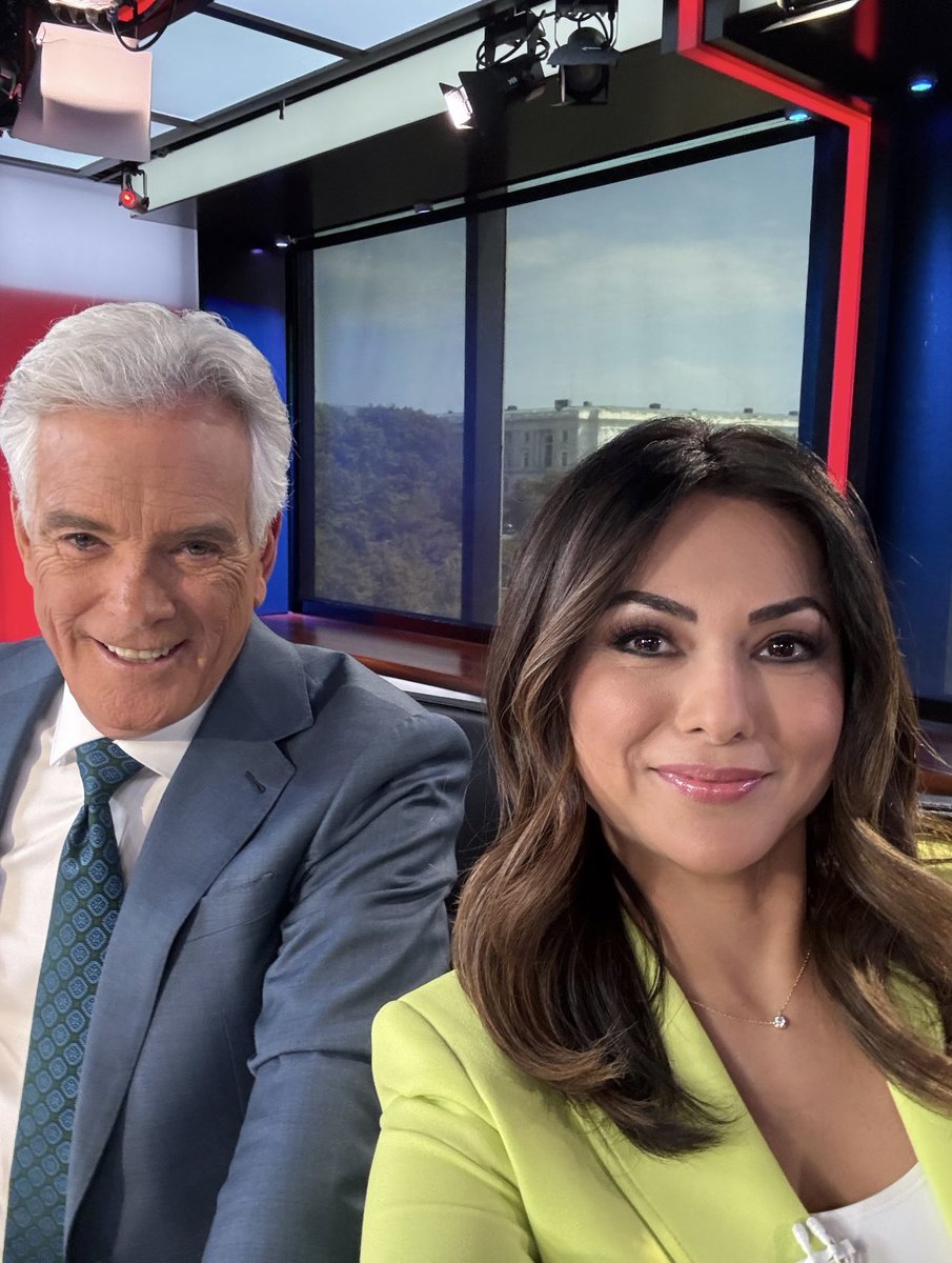 Got to sit next to my mentor @johnrobertsFox today on the big desk! Lots of laughs and advice during commercial breaks. 🤗 @AmericaRpts