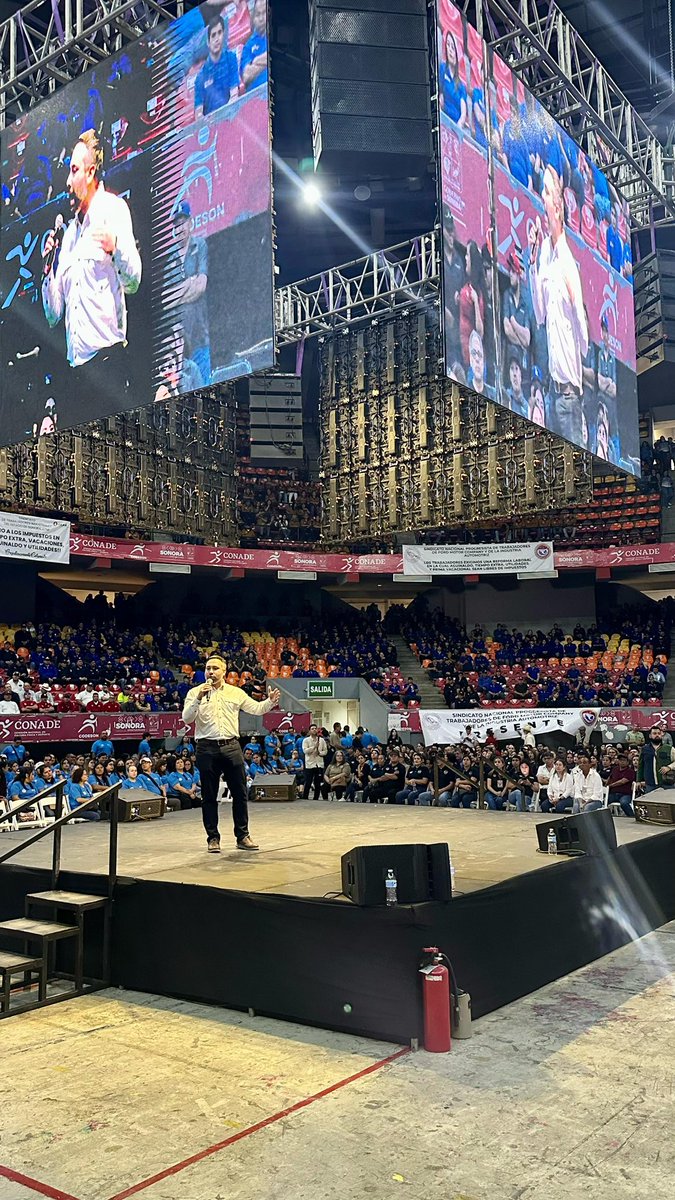DavidFSotoA's tweet photo. Siguiendo los compromisos del gobernador @alfonsodurazo, hoy, Día del Trabajo, conmemoramos con un desfile a quienes son la fuerza que mueve a México: sus trabajadoras y trabajadores.

Además, asistimos al evento de @ctmsonora. https://t.co/sPGZ9mUKDN
