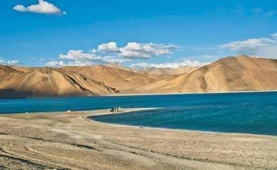 ये है Pangong त्सु झील, याद हो तो फ़िल्म 3 इडियट्स के आखरी सीन की शूटिंग यहीं हुई थी, 
अब ये भारत के नहीं चाइना के कब्ज़े में है,
वो भी 2 इडियट्स की वजह से।
😝😝