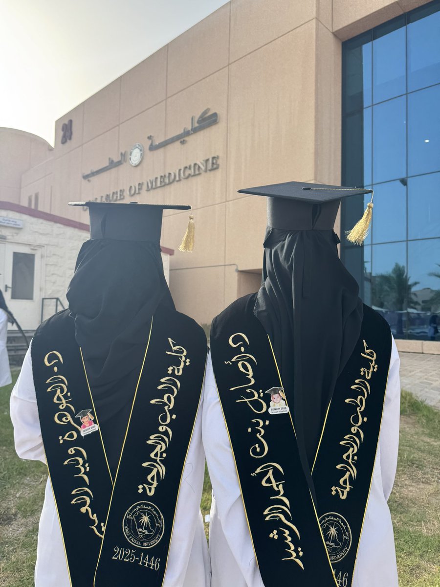 asayle22's tweet photo. وما توفيقي الا بالله، عليه توكلت واليه أُنيب

تخرجت بحمدالله من كلية الطب والجراحة بجامعة الملك فيصل مع مرتبة الشرف

اللهم لك الحمد حتى ترضى، ولك الحمد إذا رضيت، ولك الحمد بعد الرضا❤️ https://t.co/QjonldaT0H