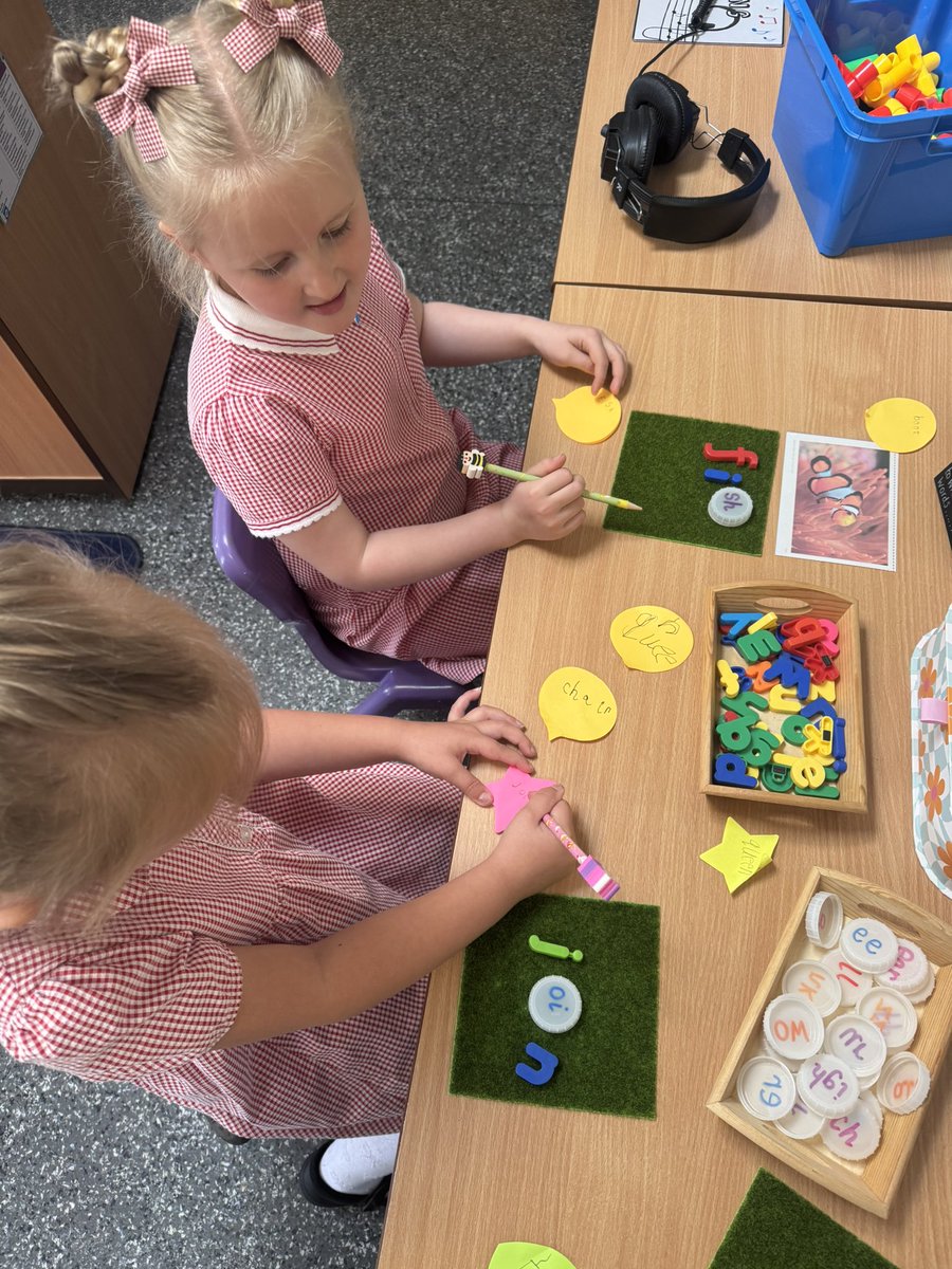 AnParkInfants's tweet image. The children have really enjoyed opening the magic box to pick images and use bottle top digraphs to build words with magnetic letters! An extra treat with fancy pencils and post it notes to write the words they have built! #apiclass5 #EYFSphonics