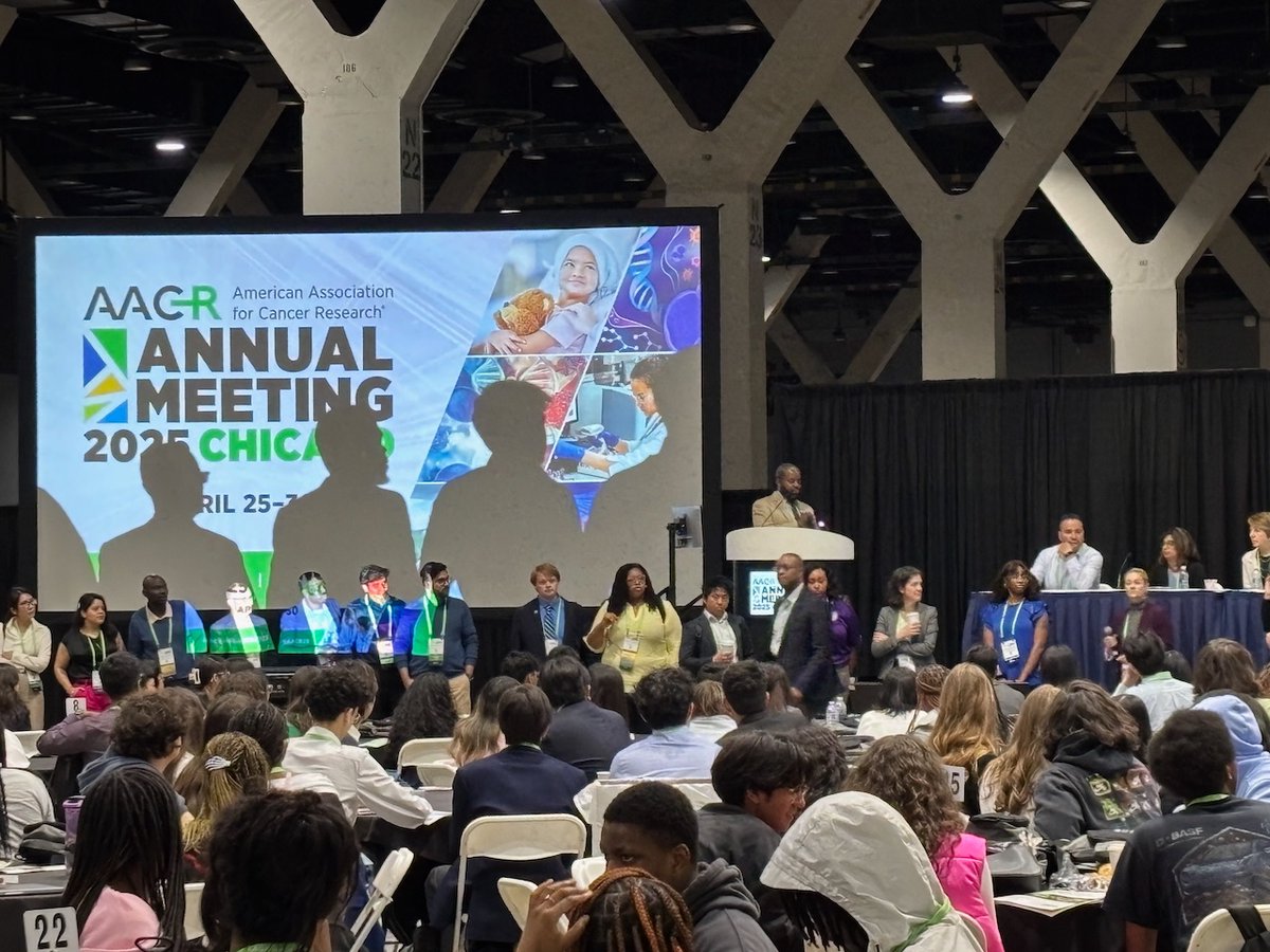 UCCancerCenter's tweet image. We were proud to co-sponsor the participation of &amp;gt;300 Chicago students in the @AACR special program for high schoolers. Thanks to our partners @ChiPubSchools and @EcloseI and the AACR leadership team. Congrats to #researcHStart alumna Anna Lizama on her poster presentation!