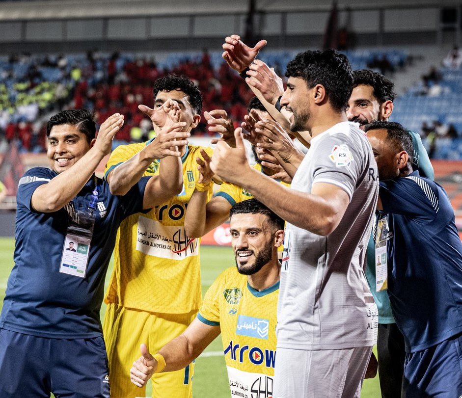 صورة توضحلك ان في لاعبين تاج واحد ما يكفيهم من عظمة ما قدموه في كرة القدم عمر السومة يواصل الابداع مع العروبة والحفاظ على رقمه كأكثر من سجل في تاريخ الدوري السعودي للمحترفين .. هاتريك والان اصبح عنده 10 اهداف ب13 مباراة لعبها بالموسم في دوري روشن 🇸🇾🖤