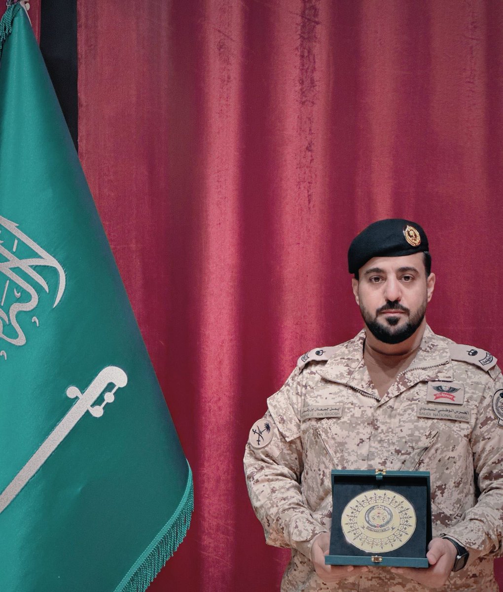 نبارك للأبن الرائد ايمن حصوله على دبلوم الامن الفكري بتقدير ممتاز وحصوله على الترتيب الاول بين زملائه ، سائلين المولى جلت قدرته ان تكون عوناً له ولزملائه على اداء واجبهم الوظيفي والوطني ، وان يمدههم بتوفيقه وعونه للدفاع عن الوطن وقيادته وشعبه وأمنه
