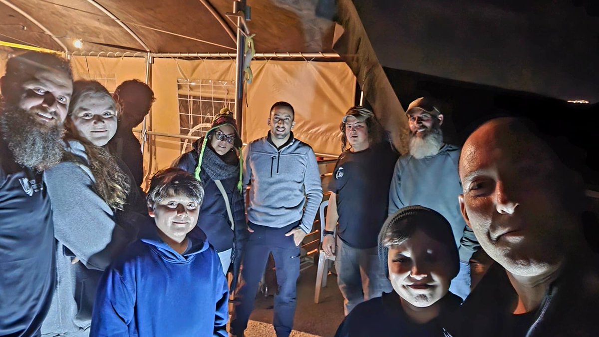חוות אביה הערב - שמירה אל תוך הלילה ובמקביל מתנדבים של השומר החדש בעוד ועוד נקודות שמירה הלילה ומידי יום. נוכחות , הרתעה , שמירה וסיוע לחקלאים בכל משימה שנדרש 🏆💙🇮🇱