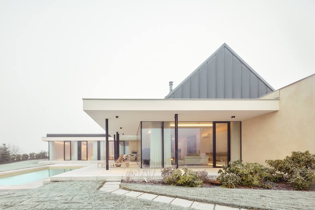 AmazingArchi's tweet image. Bungalow in East Bohemia by Atelier Kunc Architects
Read more: amazingarchitecture.com/houses/bungalo…
Photography: Peter Fabo

#Bohemia
#architect
#architecture
#amazingarchitecture