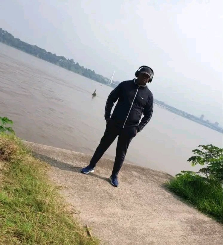 Marche matinale de ce jeudi 1er mai 2025, au bord du majestueux fleuve Congo à Kinshasa.  on aperçoit Brazzaville sur la rive droite. 

Bonne soirée ou bonne journée à vous tous mes amis. 
Que Dieu vous bénisse abondamment !