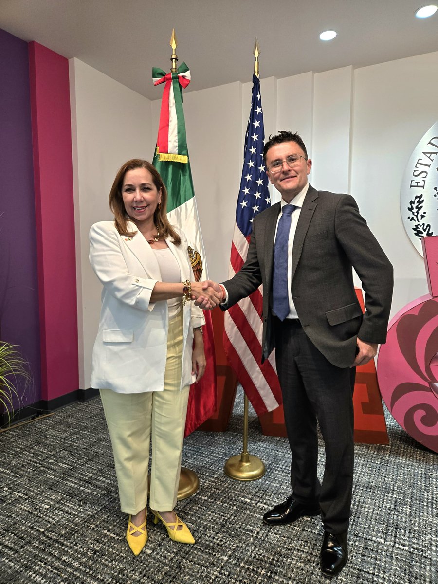 ConsulMexHou's tweet photo. La educación es una prioridad para el Consulado, ya que es clave para el desarrollo y éxito de nuestra comunidad. 📚 Por ello, hoy recibimos a Diego Lastiri, Director de Asuntos Internacionales de la @udlap, para fortalecer la colaboración con el consulado e instituciones aliadas https://t.co/Nf87AmLxwJ