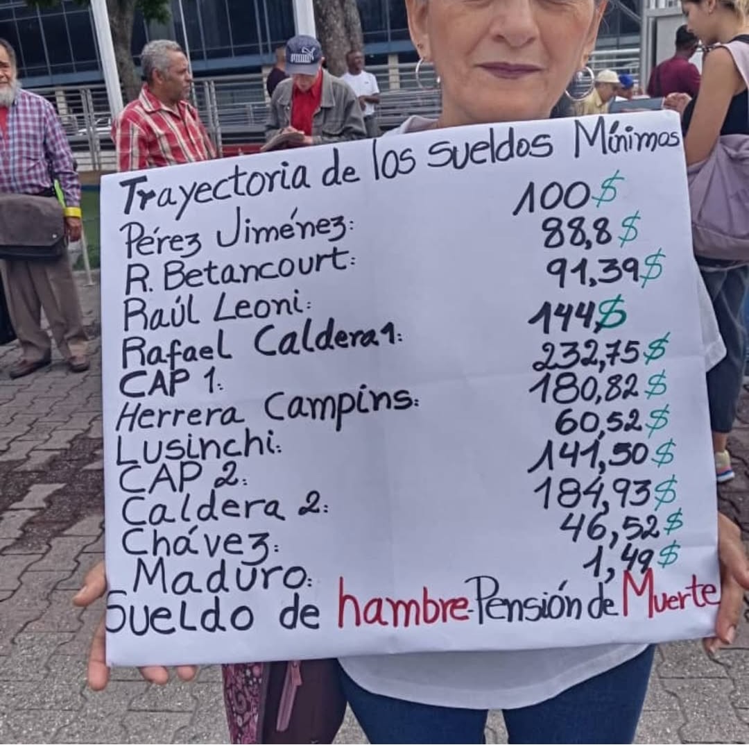 MundarayZair's tweet photo. La evolución del fracaso socialista en una humilde pancarta de una digna venezolana.  La destrucción de la calidad de vida, es un plan bien articulado, la pobreza de diseño es necesaria a la élite en el poder para sostenerse. A una población que busca alimentos, agua, medicamentos y seguridad,  se le dificulta articularse a favor de objetivos más elaborados como el retorno a la democracia.