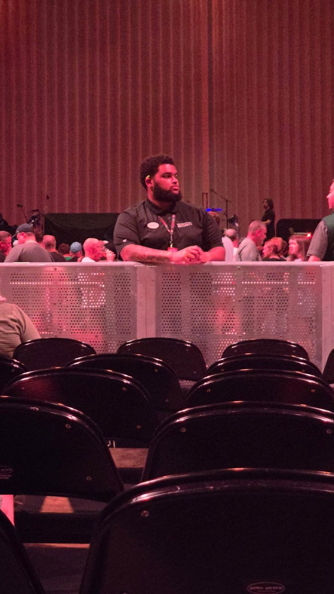 RonJone01119294's tweet photo. @StateFarmArena @PearlJam @peregoncreative Great view of security totally blocking center seats! https://t.co/lVxcDrptpu