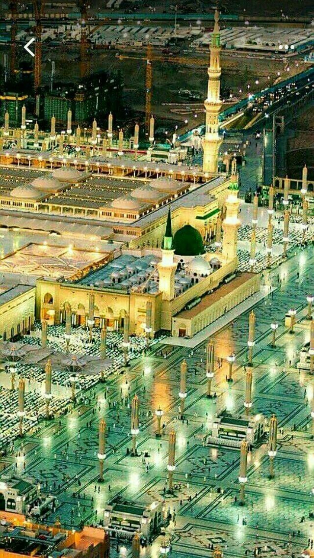 درودِ پاک ایک ایسا عظیم تحفہ ہے جو بندے کو رب کے قریب کرتا ہے۔ یہ محبتِ رسول ﷺ کا اظہار بھی ہے اور رحمتوں کا خزانہ بھی۔ جو دل درود سے آباد ہو، اس پر اللہ کی خاص نظرِ کرم ہوتی ہے۔ درود ہر غم کا علاج، ہر دعا کی قبولیت کی کنجی ہے۔
