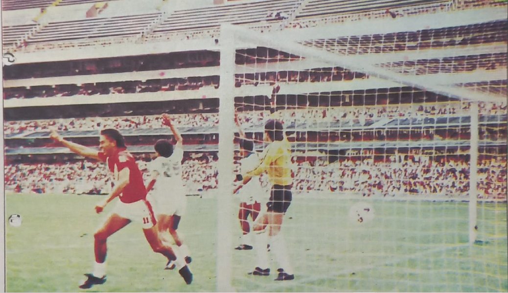 12 de julio de 1988.
Juan Lino acaba de marcar en propia puerta el gol con el que León terminaría perdiendo el tercer juego de la  final por el ascenso de la temporada 1987-88 ante Cobras en el Estadio Azteca (0-1).