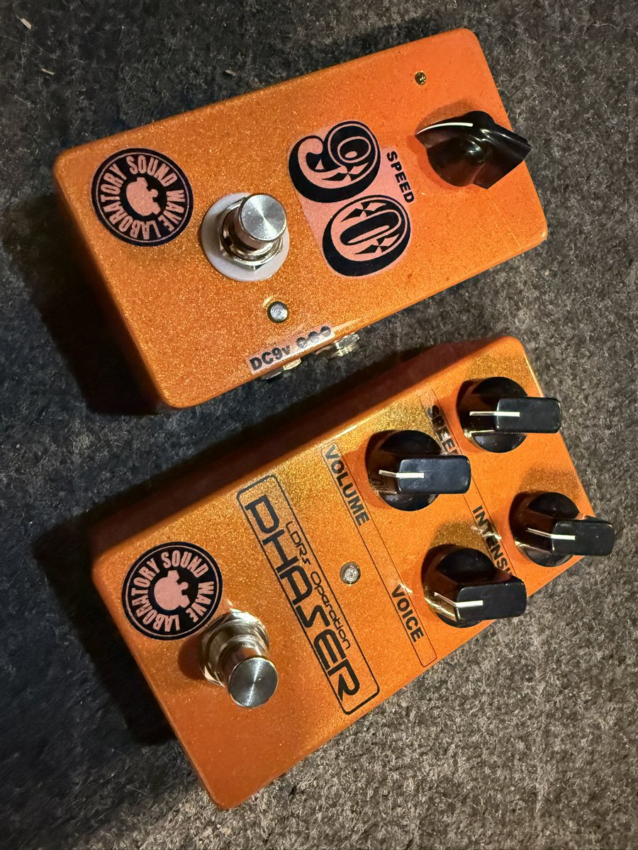 shu0044's tweet image. 人生に揺らぎを…と言う事でフェイザー！たまには歪み系以外も作るんですよwで！フェイザーと言えばオレンジですよね？←
PHASE90をイメージした90はマッチングしたトランジスタでよりディープに…も一つは新開発の光学式フェイザーユニヴァイブ風の揺れ感がたまりませんよ！

#phaser #揺れモノ