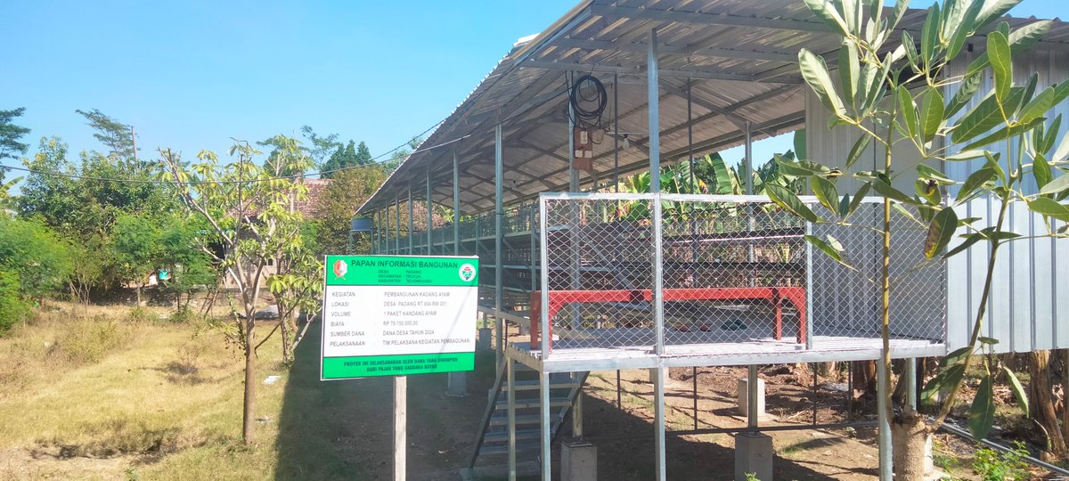 BUtomoSPd1's tweet photo. @PantauAbsensi Pembangunan Kandang Ayam Petelur dan Pengadaan Ayam Petelur beserta pakan dan obatnya, untuk Ketahanan Pangan Desa, Di Bangun oleh Pemerintah Desa Padang Kec. Trucuk Kab. Bojonegoro, yang nantinya akan diserahkan ke BUMDesa Pengelolaannya menjadi Usaha Unitnya. https://t.co/Qru5KJVS9C