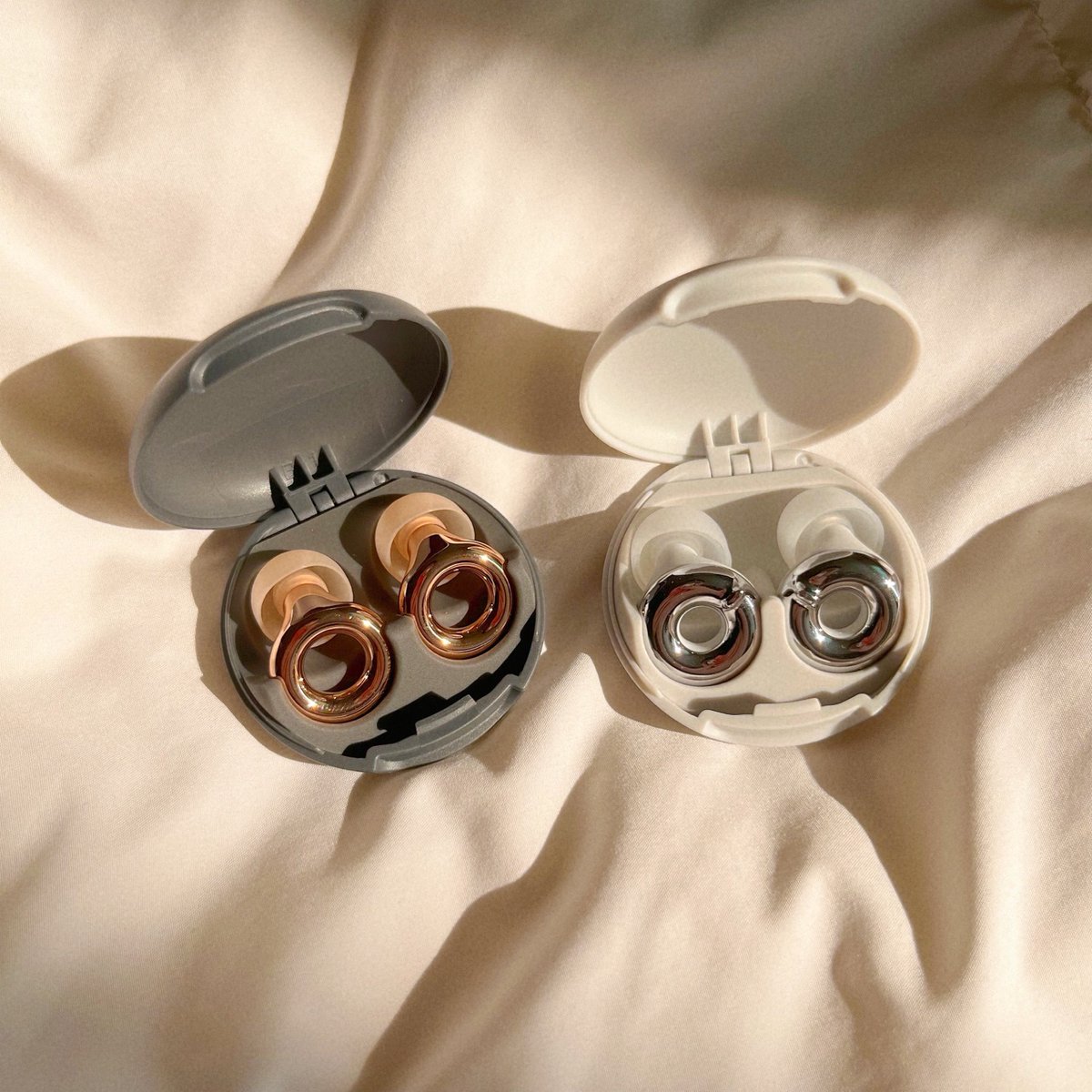 #광고
얘들아...예고했던 &gt;Loop 이어플러그&lt; 할인코드&amp;이벤트 낈여왔다..
나 소음예민 girl이었는데 여기꺼 한달정도 써보고 완전 광명찾음
전용 할인(무려 15%할인이구 5/2~6/1 진행됨!)
링크 : loopearplugs.kr/discount/LOOPX…
타래로 상황별 추천제품, 이벤트 내용! 자세히 달아둘 테니까 꼭 끝까지 봐줘!