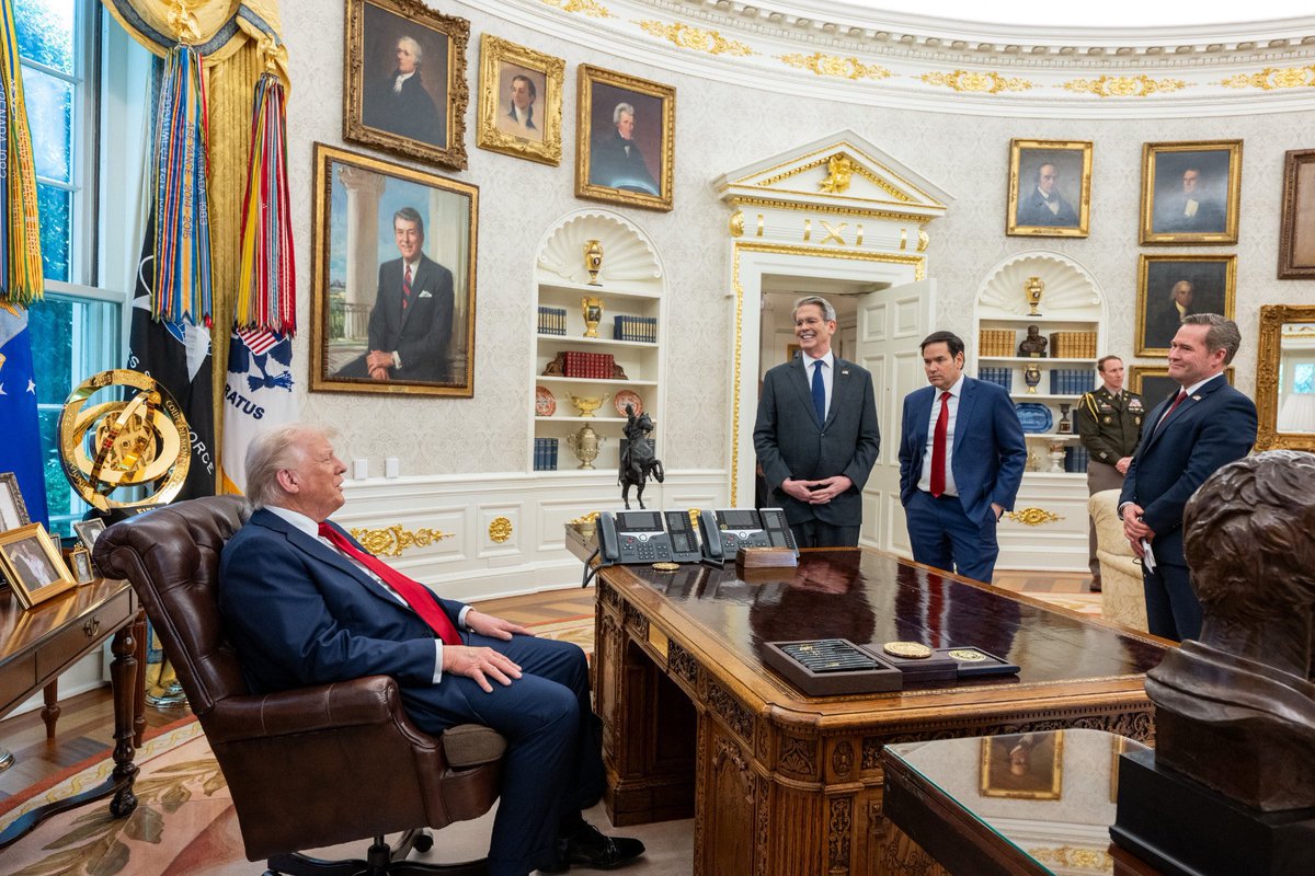 cturnbull1968's tweet image. White House decor courtesy of the Sadam Hussein home collection.