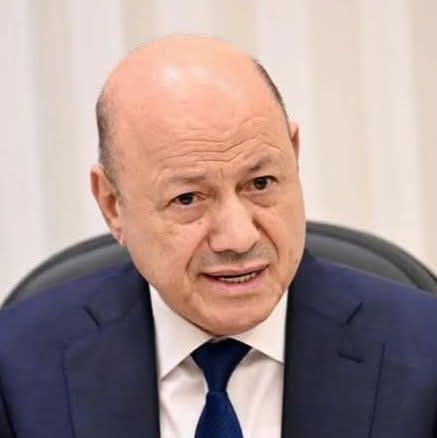 العليمي يقول لأبناء تعز: انتبهوا، طارق يسيطر على المحافظة.
ويقول للانتقالي: أنا معكم.
ويقول للإصلاح: لن أسمح للانتقالي بالسيطرة على الجنوب.
ويذهب إلى حضرموت ليزرع "خوازيق"،
ويضرب على وتر المناطقية في الجنوب.
هذه بعض إنجازات العليمي خلال ثلاثة أعوام.