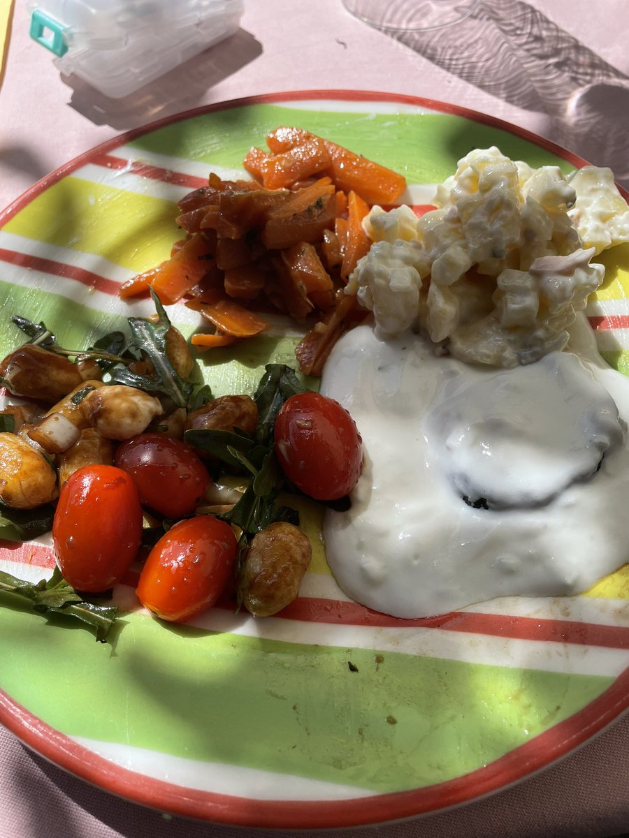 Mittlerweile esse ich ja mehr Salat als Fleisch beim grillen. 

Ich genieße das ja noch immer sehr an diesem „transplantiert sein“

Und wenn dann mal neue Salate ausprobiert werden und sie (trotz Rucola) geil schmecken 🤤