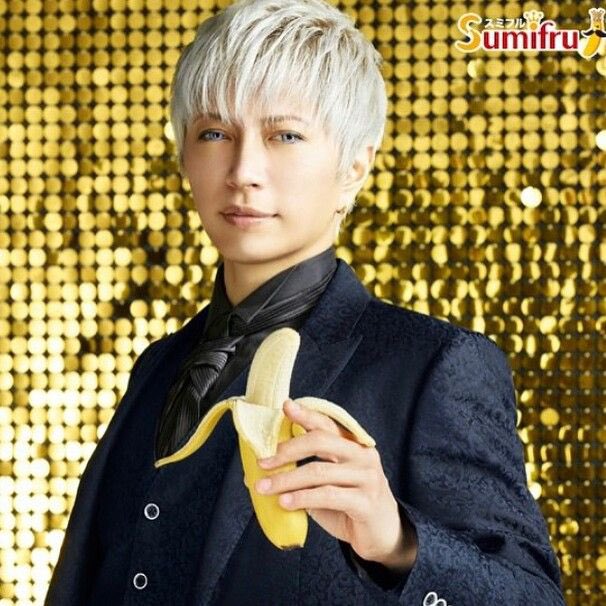 gacktispretty's tweet photo. Why does the Banana look Superimposed into his hands https://t.co/g6jWTmy2cC
