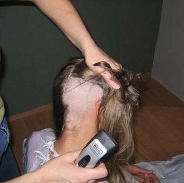 #坊主 #バリカン #剃刀 #カミソリ #剃髪 #スキンヘッド
バリカンで後ろから