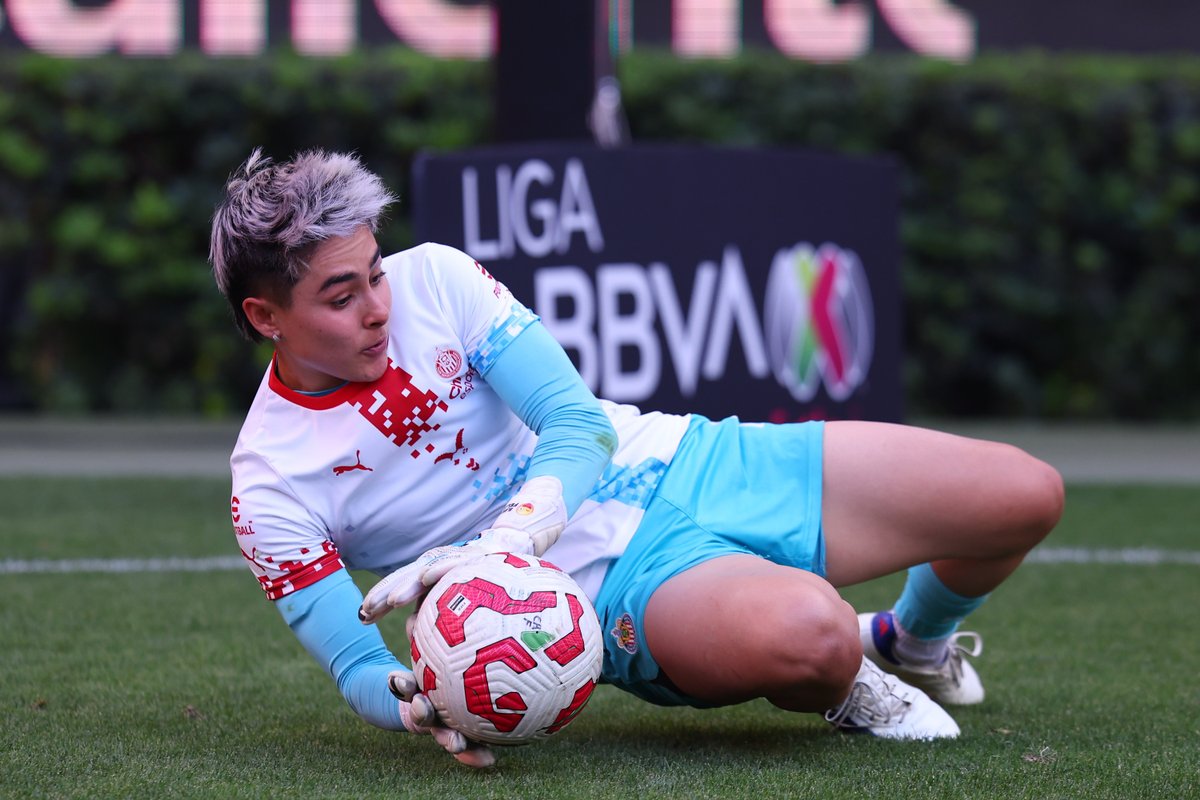 🔥 <a href="/blancafelixc/">Blanca Felix</a> looking good in <a href="/esportsChivas/">Chivas esports</a>' jersey 🎮