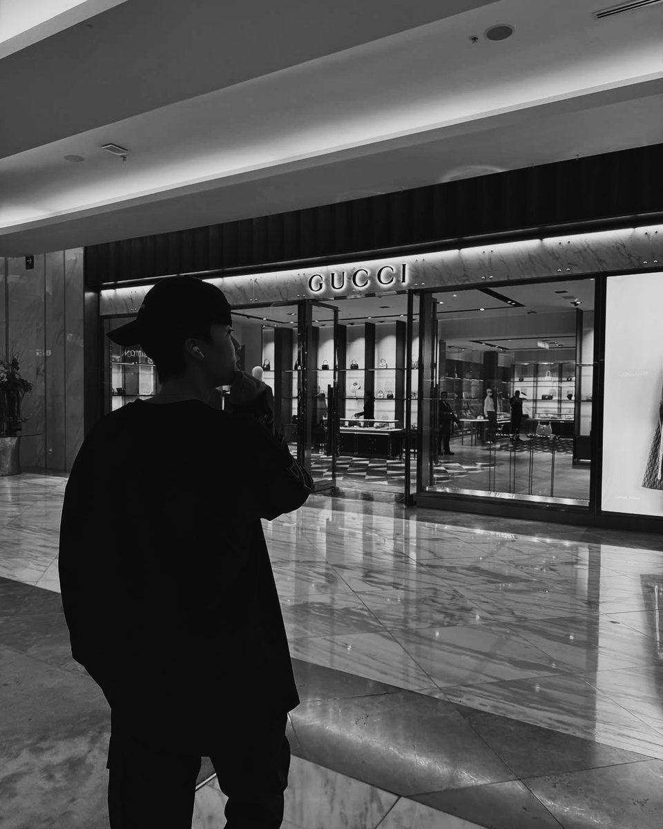 ajaeminn's tweet photo. Cap on, taking in the fragrance. The black shirt drapes just right, and the ambiance feels understated, allowing the look to do all the talking. https://t.co/cdOV011rxs
