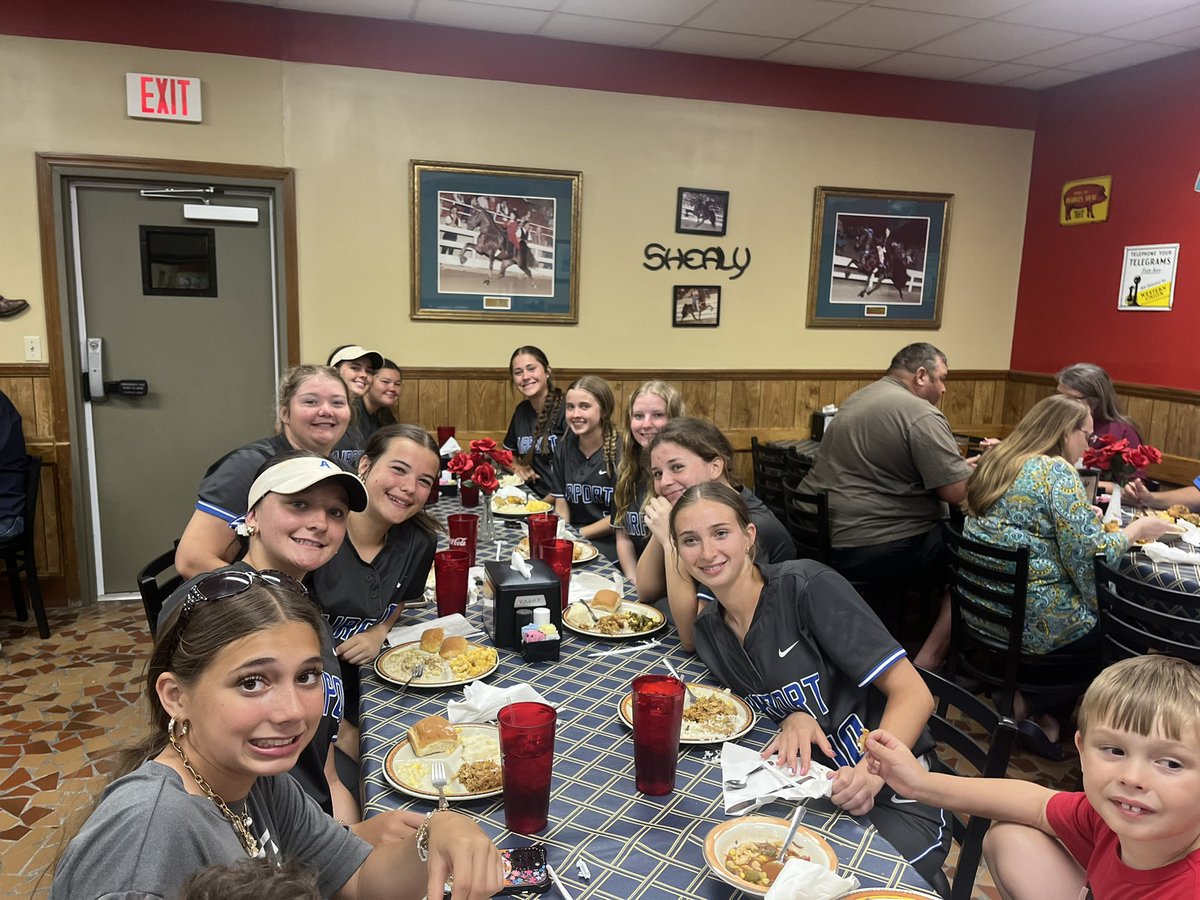 First we win, then we eat 🐖🍽️🍦

Final 23-6 
Hitters: Ingram 2-4; Feliciano 3-4 2RBI; A. Maynor 2-4 2RBI; McCracken 2-5 2RBI; E. Maynor 2-5 2RBI; Vaughn 2-2 2RBI; Watts 2-2 3RBI; Koellner 2-5 RBI; Gartman 2-2 2RBI

Addie Maynor gets the win and Avery Ingram (2K) gets the save🔥