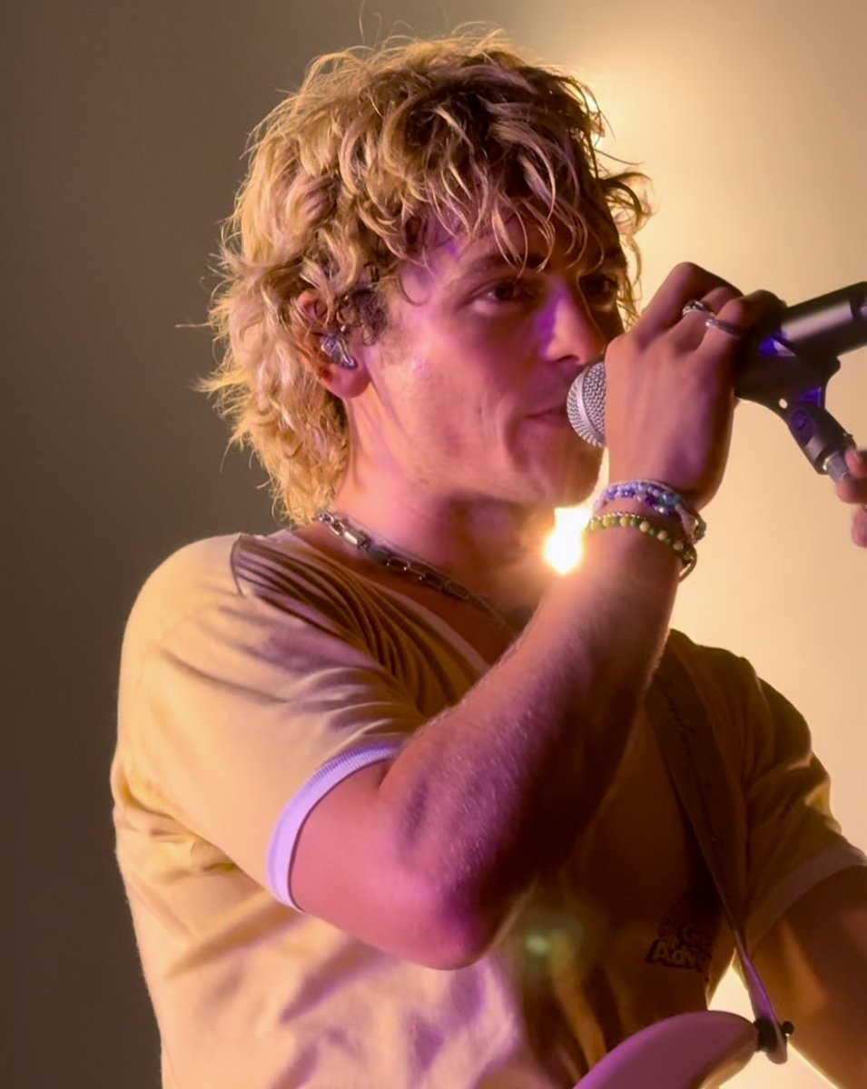 .<a href="/RossLynch/">Ross Lynch</a> on stage in Rio de Janeiro, Brazil - April 30 ☀️💛🌙

📸: gmpelomundo on TikTok
