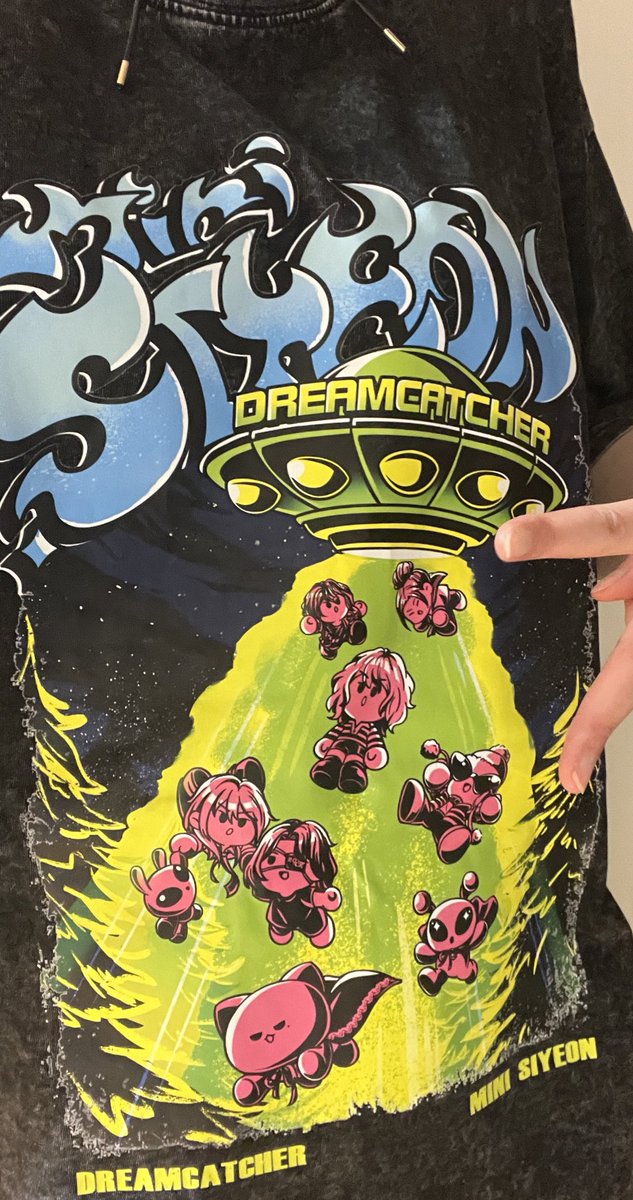 好幸福
親手送左件自己畫的Tee比娟☺️ 仲睇左幾次
佢話：i really love it
🥹好開心佢鐘意😭
影第二張仲比我攬攬，嗚😭

我今次真係比隻好可愛的外星人捉走左🥹❤️

影團體合照見到我張手幅仲比👉🏻😉👉🏻我
51香港場好幸福🫶