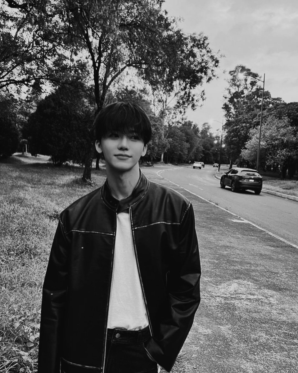 ajaeminn's tweet photo. Standing there, hands casually tucked, black leather jacket sharp against the natural backdrop. The vibe’s relaxed, with just enough presence to catch the eye. https://t.co/I7GZWxcBnz