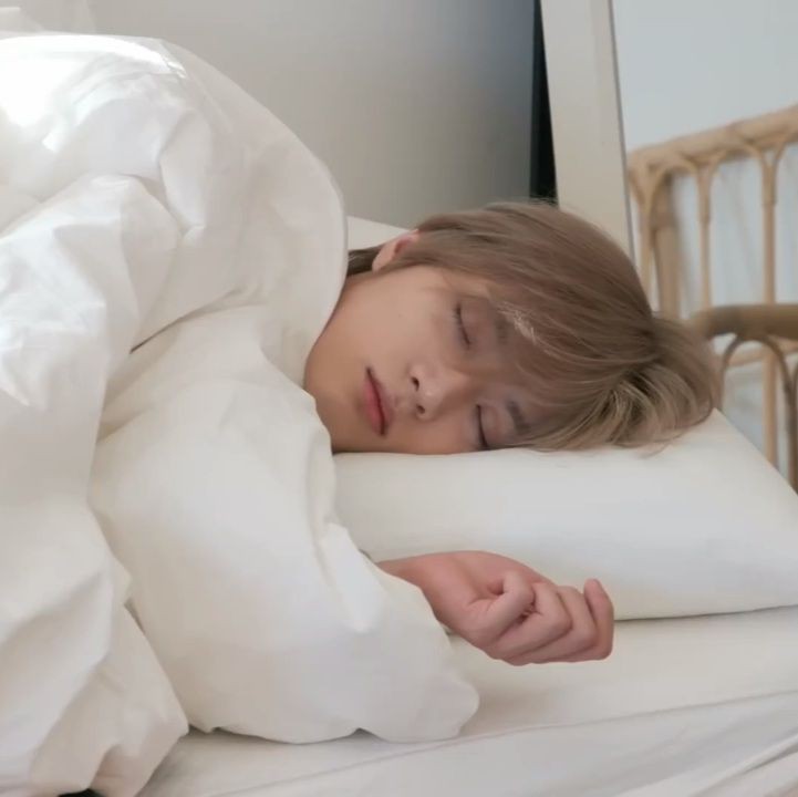 au #taegyu | somnoliento (_ _). . zZz

beomgvu es un omega con insomnio y por culpa de eso, un mal día casi termina destrozandose en el hielo

pero taehvun, el nuevo alfa del hockey, lo atrapa justo a tiempo, este huele tan bien que sin querer, ya quiere usarlo como su almohada