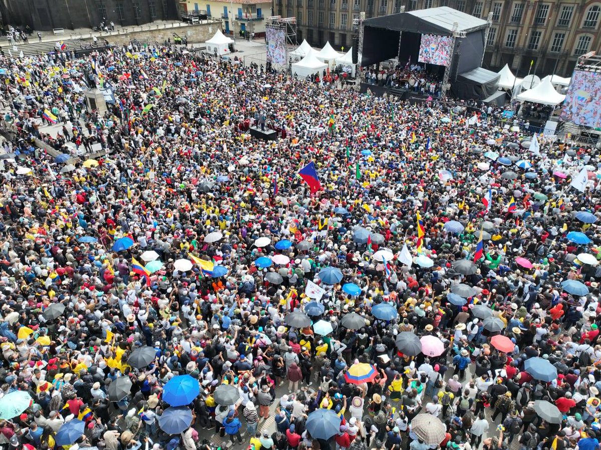 He llegado con el pueblo, con la espada, de Bolívar, le solicito al senado de la República, apoyar la consulta popular que hoy presentamos