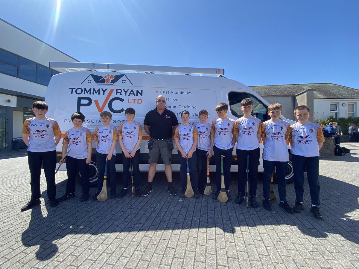 Many thanks to Tommy Ryan of Tommy Ryan PVC Ltd who was in CBS today to present the winners of the First Year hurling league with their prize of a CBS training top!
Well done to Tadhg Clifford and his team! 

#CBSbuilt
🟣🟡🟣🟡