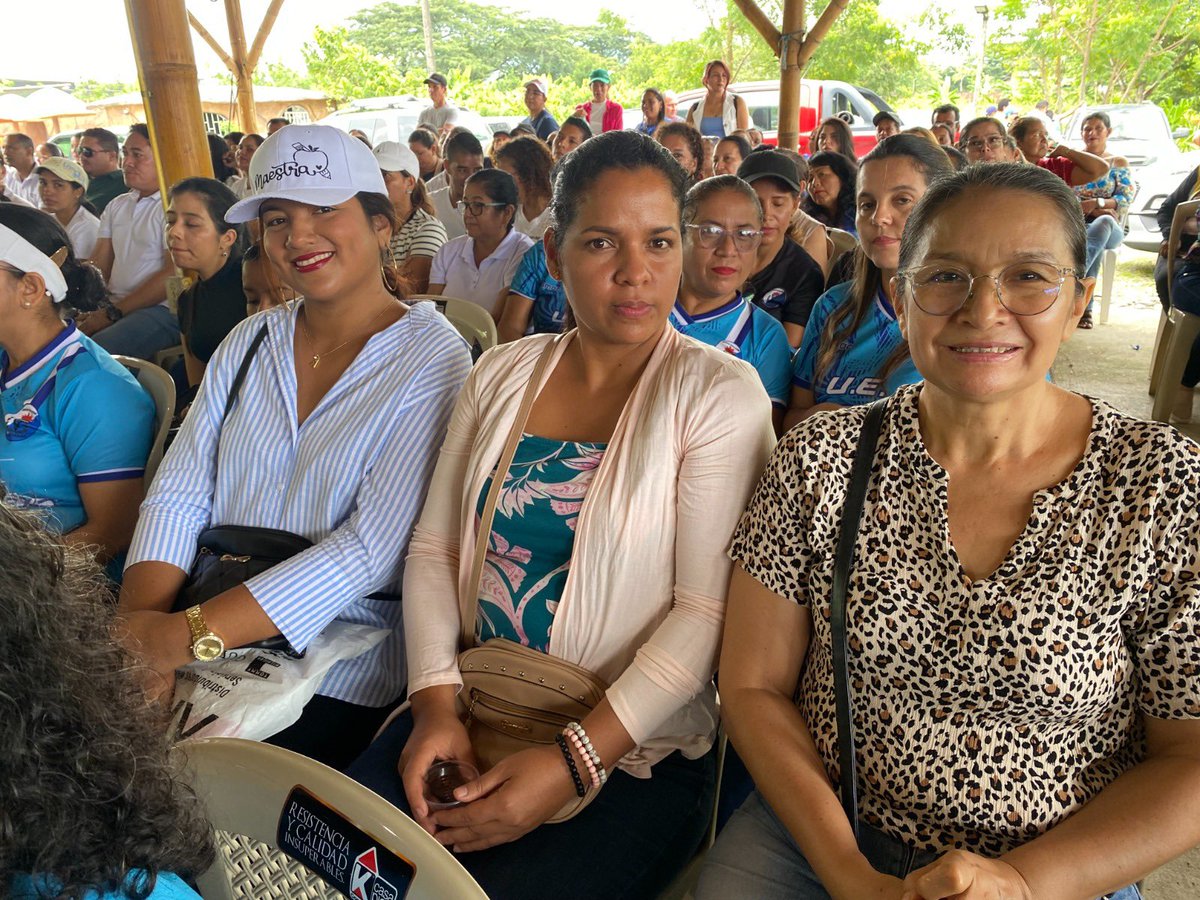 El gobernador, Javier Buitrón junto a más de mil docentes de la provincia de Los Ríos conmemoraron el Día del Trabajador, rindiendo homenaje a los jubilados por su invaluable contribución a la educación.