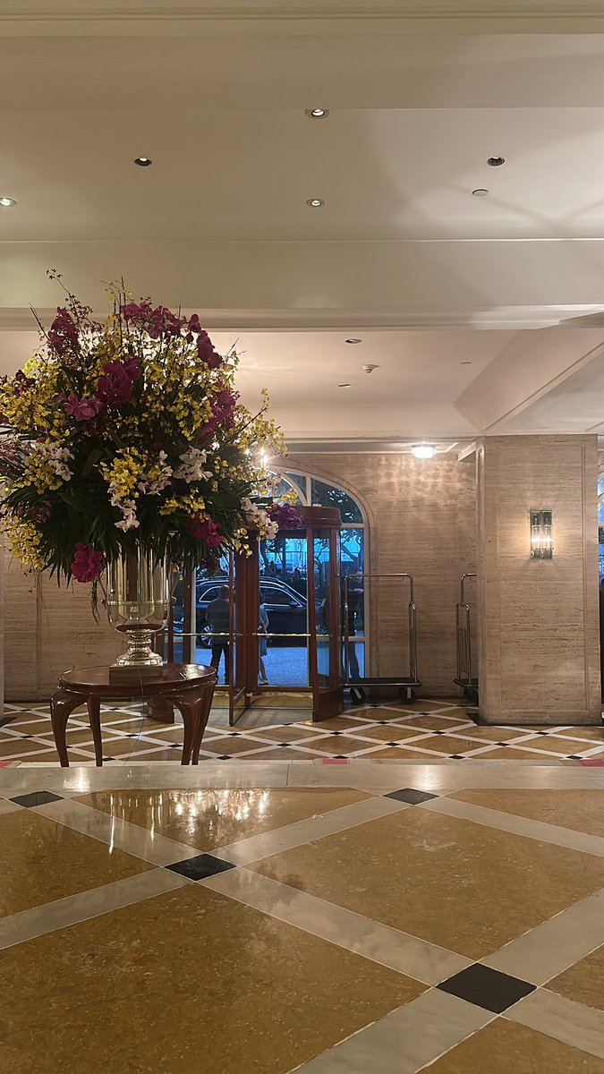 DoFayad's tweet image. Ja vi dançarino banda e equipe, movinentação de seguranças. Tem um carro aberto na porta esperando alguém sair. Torcendo pra que seja ela