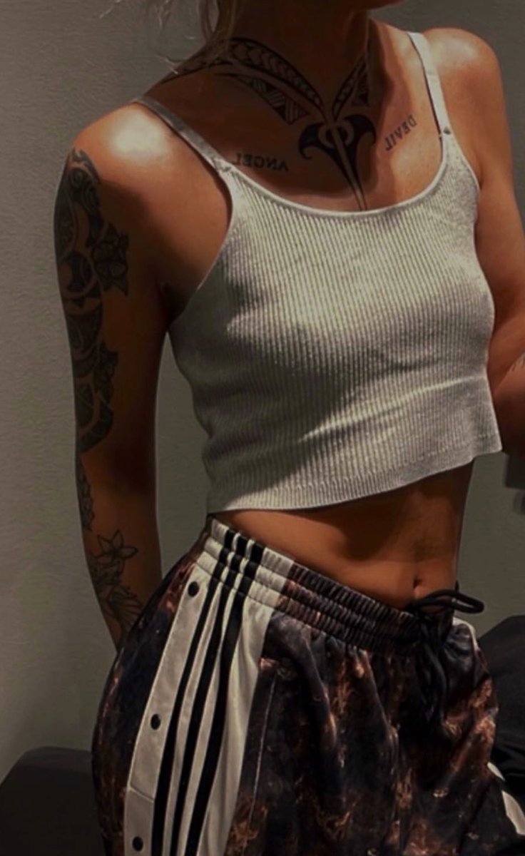 TechGoddesjay's tweet image. Ich benutze dich nach meinen Belieben. Will ich etwas haben, fische ich mir nur einen von euch Losern raus und lasse ihn nach meinen Vorstellungen für mich schuften. Du bist so schwach, dass du dich niemals trauen würdest einen einzigen Widerspruch über deine Lippen zu bringen.👅