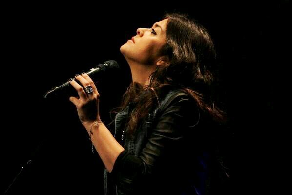 Sara Jiménez 💛⚡ (@soysarajimenez_) on Twitter photo Me he encontrado esta foto que se supone que hice de 2014... <a href="/vanesamartin_/">Vanesa Martin</a> ha llovido... Qué recuerdos tan bonitos...
Ya es casi imposible verte desde tan cerca. Ojalá coincidir en alguna parte, algún día 💛 Me he encontrado esta foto que se supone que hice de 2014... <a href="/vanesamartin_/">Vanesa Martin</a> ha llovido... Qué recuerdos tan bonitos...
Ya es casi imposible verte desde tan cerca. Ojalá coincidir en alguna parte, algún día 💛