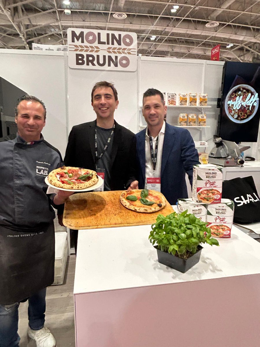 CCanadese's tweet photo. #SIAL ...look for upcoming articles by Letizia Volpe in Corriere Canadese next week!
@SIALCANADA #luscioux #molinobruno #sicilio #fortunatistocchi #nanapopsi #bobba #italy https://t.co/UHbJPJeylC