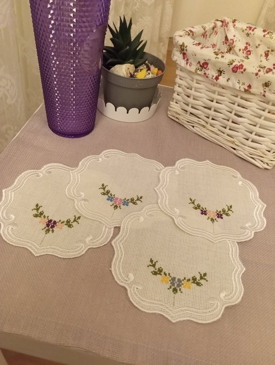 Bugünkü el emeklerim. 
Yaparken zihnimde kopan fırtınalar; içime düşen özlemler; keşkeler...