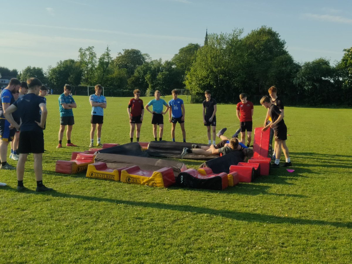 🐅 A king of the ring to end our under 15’s session tonight as they prepare for their return to division 2 next week in what is set to be a tough game against league leaders Hunslet Gold. 

🖤❤️

#UpTheTigers #GarforthTigers #RugbyLeague #Garforth #Tigers #Rugby #League