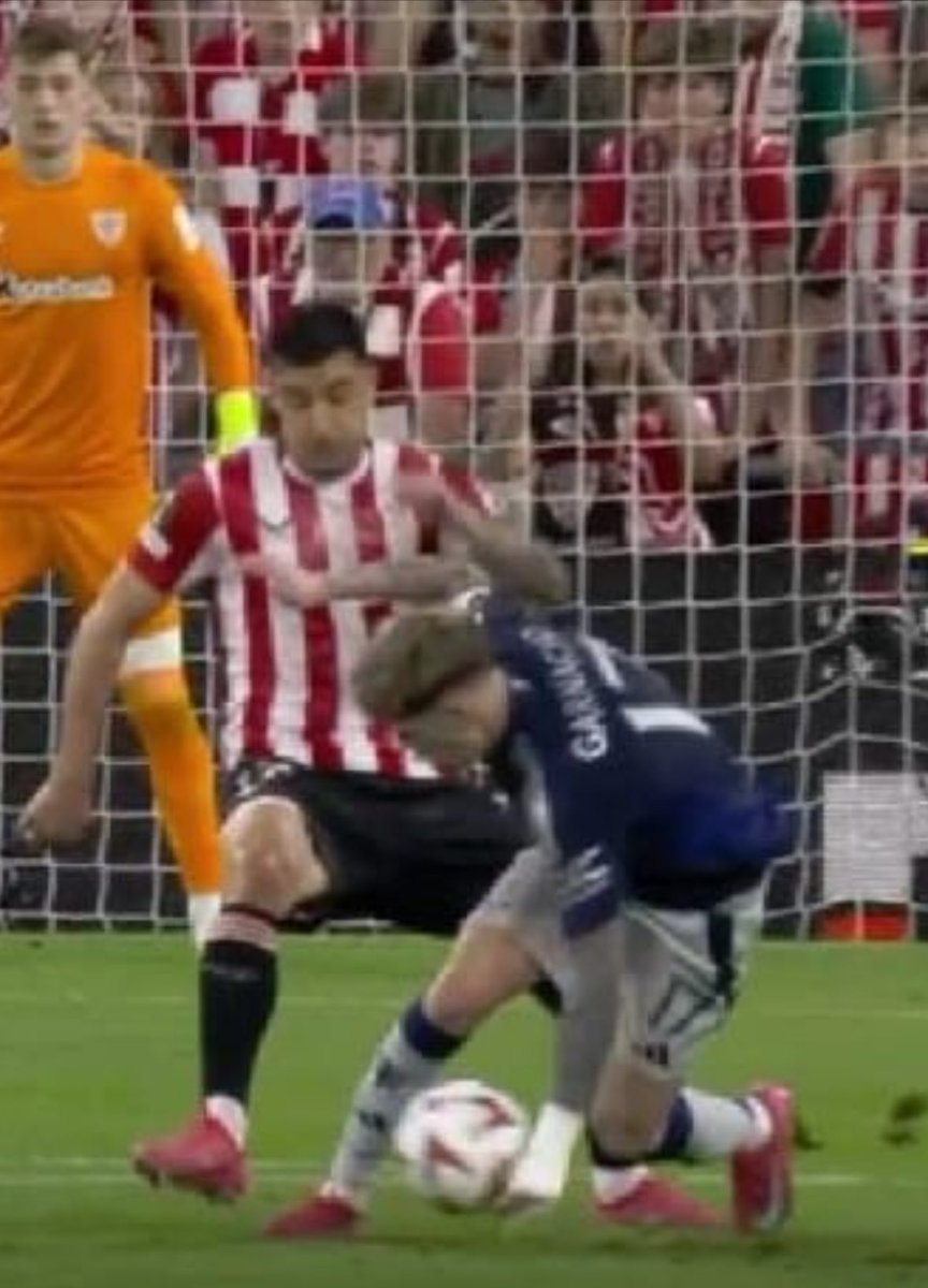 Searley7's tweet photo. @KianUnited18 @ShaunBlockley @RobbieSavage8 He was the one that tripped himself over, and yes he did. https://t.co/pKGDGrzAO7