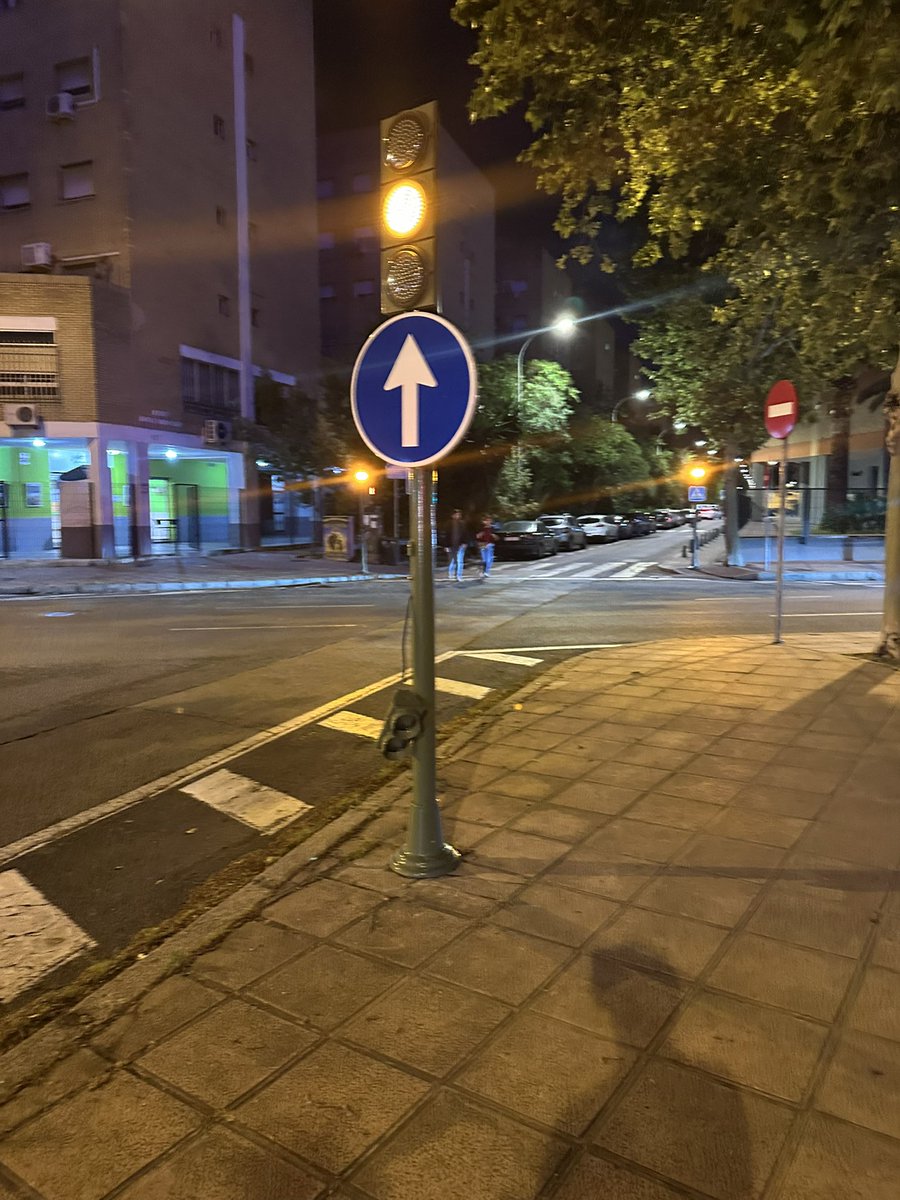 Maca! Podemos montar la disco en plena avenida… si quieres llamamos a papa <a href="/JavierAlbaA/">Javier Alba</a> y nos monta la fiesta 
#EstaesmiFiesta 
<a href="/Ayto_Sevilla/">Ayuntamiento de Sevilla</a>