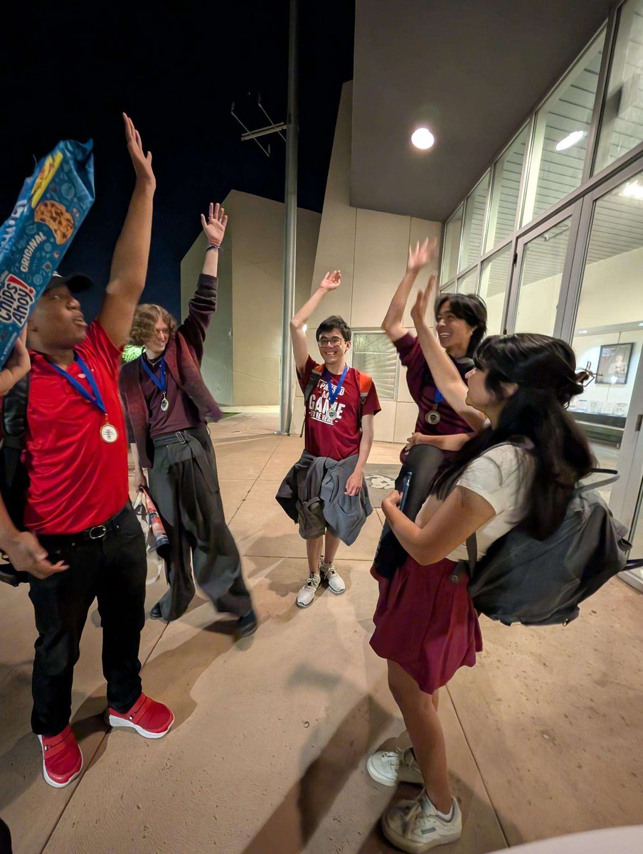 ZanyLS_'s tweet photo. Wee bit of an out of nowhere post but my college overwatch team and I won our esports league https://t.co/1PtbawGKjl