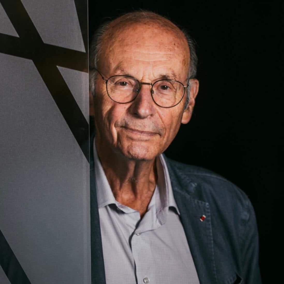 "Personne ne prétend que la résilience est une recette de bonheur. C'est une stratégie de lutte contre le malheur qui permet d'arracher du plaisir à vivre, malgré le murmure des fantômes au fond de sa mémoire."
Boris Cyrulnik, Le murmure des fantômes