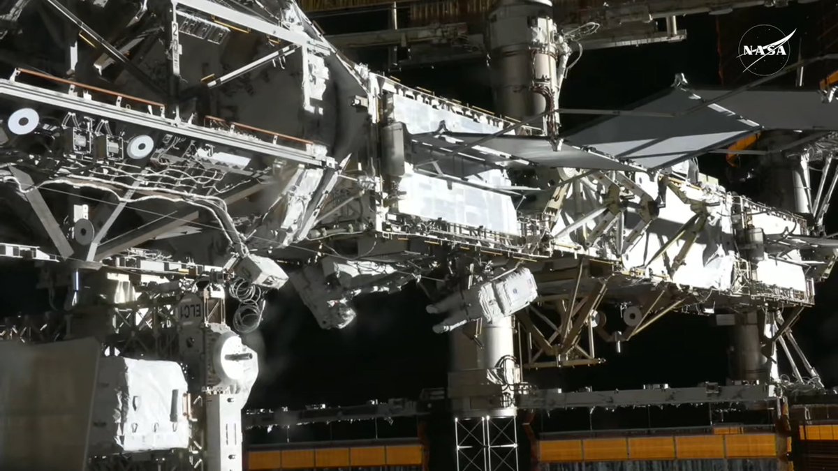 Txifliti's tweet photo. Bederatzigarren hegaldi-probarako (#IFT9) prestatzen ari den Starship-ak (#S35), motor bakarreko sute estatiko bat burutu du.

"ISS"an Ontziz Kanpoko Ibilaldi bat dago, #IROSA eguzki-panelak instalatzeko, eta zama-ibilgailuentzako komunikazio-antena bat birkokatzeko.

#Espazioa https://t.co/0bvuwdJBJT