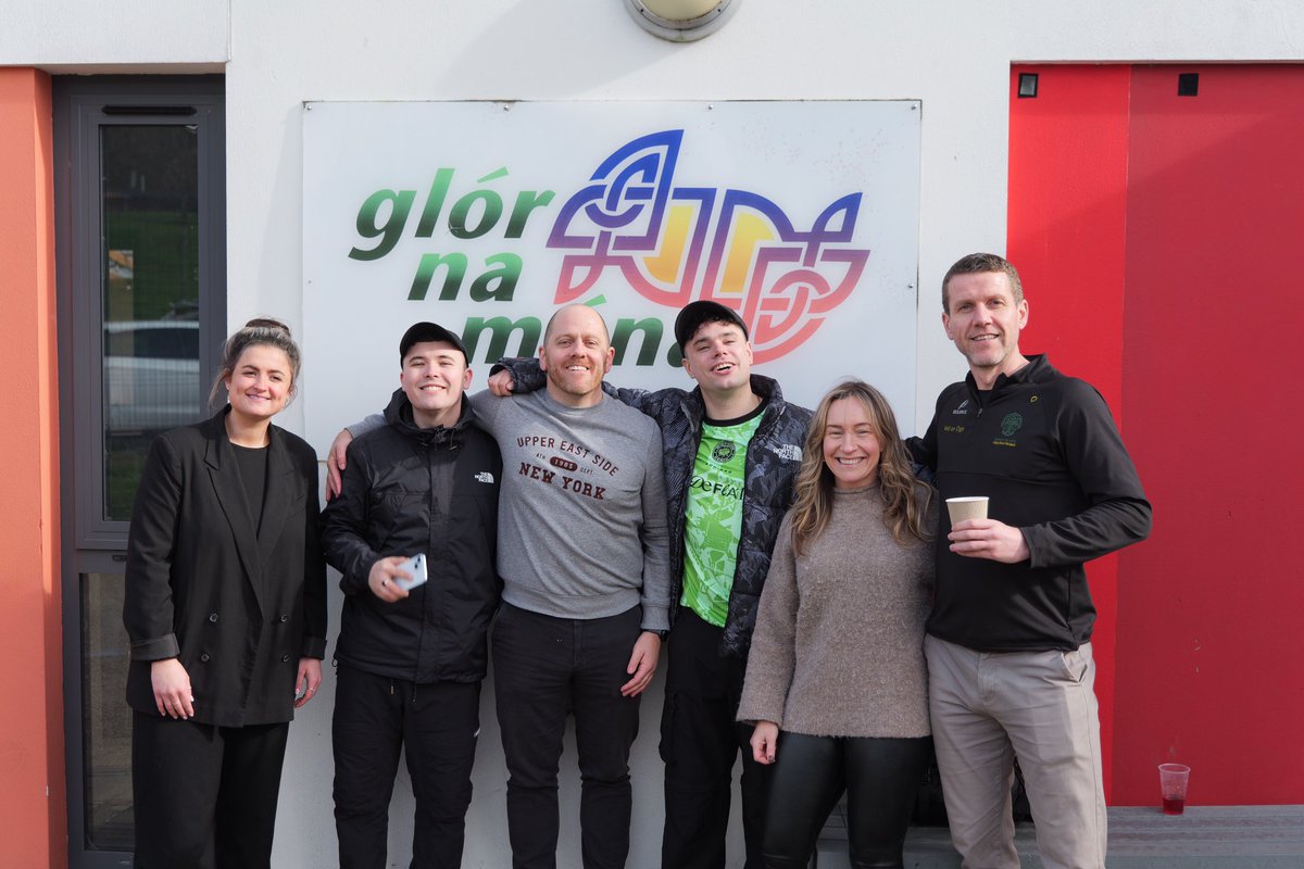 2 mhí ó shin, thug <a href="/KNEECAPCEOL/">KNEECAP</a> cuairt orainn &amp; sheol siad ár GoFundMe do Chroí na Carraige &amp; bhronn siad an 'Kings stash' de £7000 ar dhaoine óga s'againn❤️

Airgead a fuair siad ar ais sna cúirteanna mar gur bhain Rialtas na Breataine uathu go mídhleathach é✊🏽

1/6