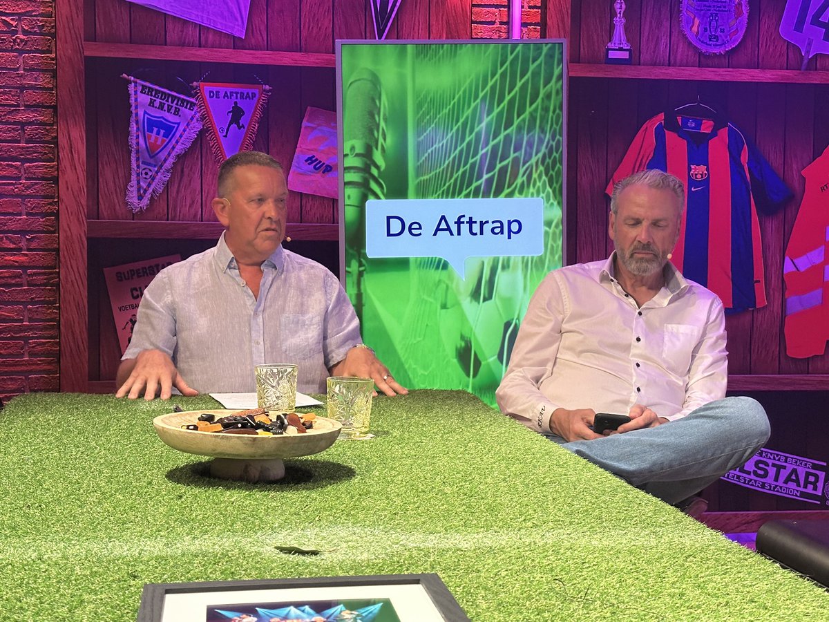 edwarddekkerrtv's tweet photo. Geweldig mooie muzikale afsluiting De #Aftrap met Thomas Tol en Simon Stein. Ook te gast @rkav_volendam voorzitter Vincent Gruwèl. Morgenavond te zien bij de Lokale Omroep Volendam Edam en uiteraard op Youtube. https://t.co/VZQNbvSl80