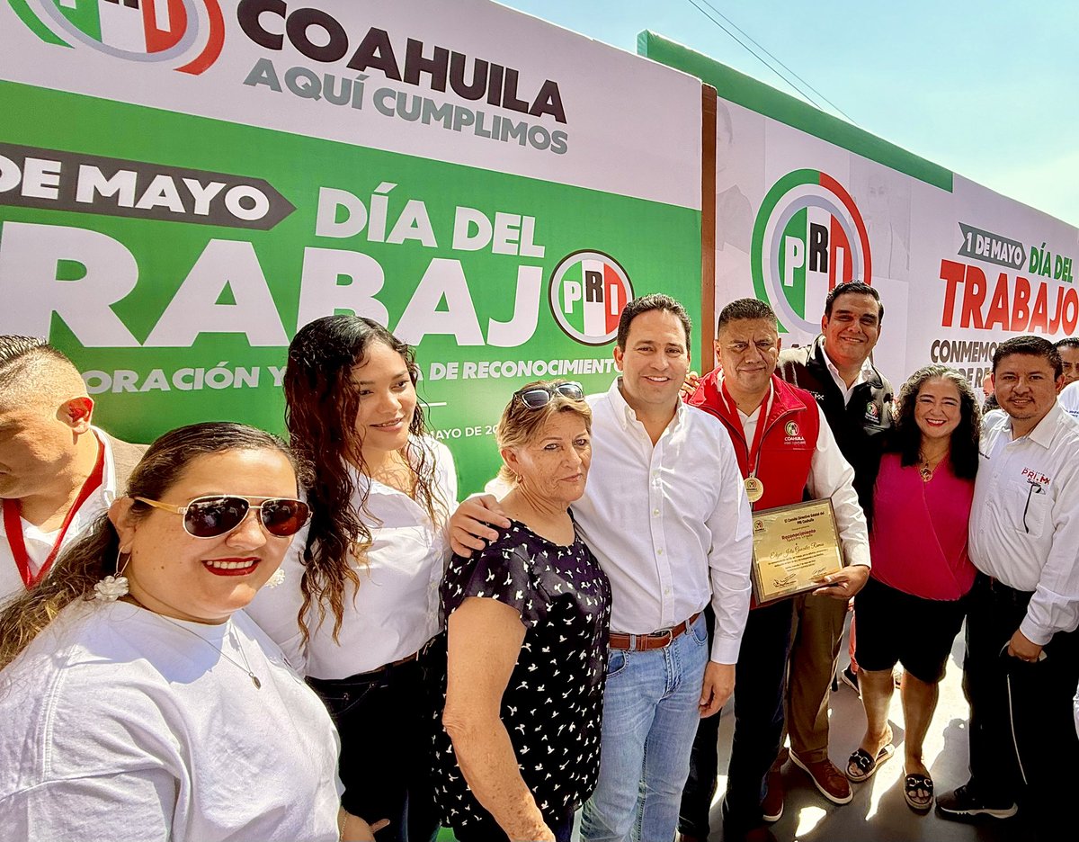 willy_schz's tweet photo. En conmemoración del Día del Trabajo, reconocimos a Edgar Julio González Ramos, presidente del Movimiento #PRIMx filial Ramos Arizpe, por su trabajo diario y lucha por Coahuila #EnTodasPartes.

¡Muchas felicidades! 

#EnMovimientoJuntosSiempre 
#DíaDelTrabajo https://t.co/FPHzUzhNI4
