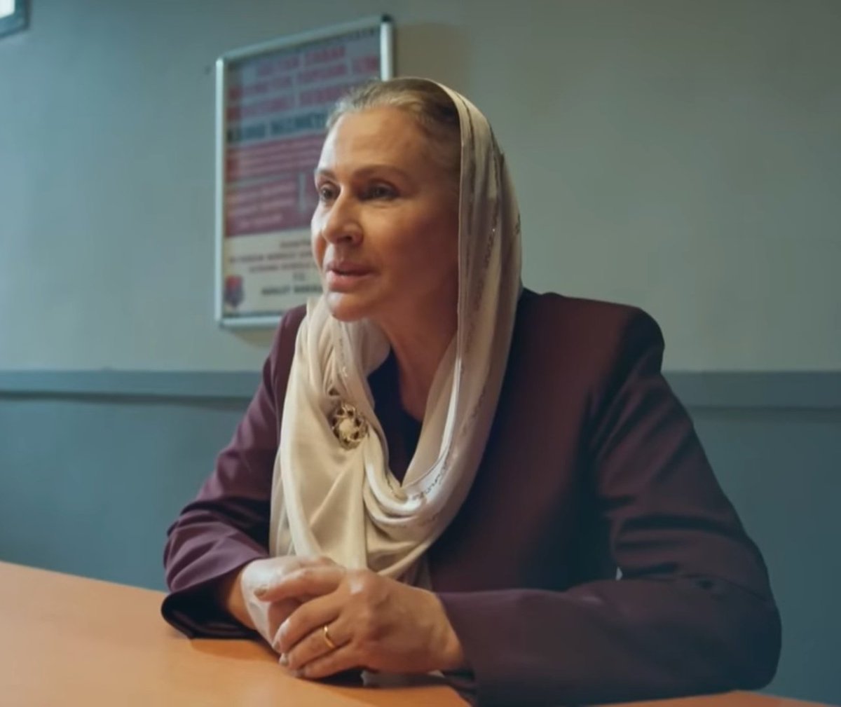 Sana baktım...
Seni yaşadım...
Seni anladım 
Ve uçurumdan aşağıya attım 

#UzakŞehir